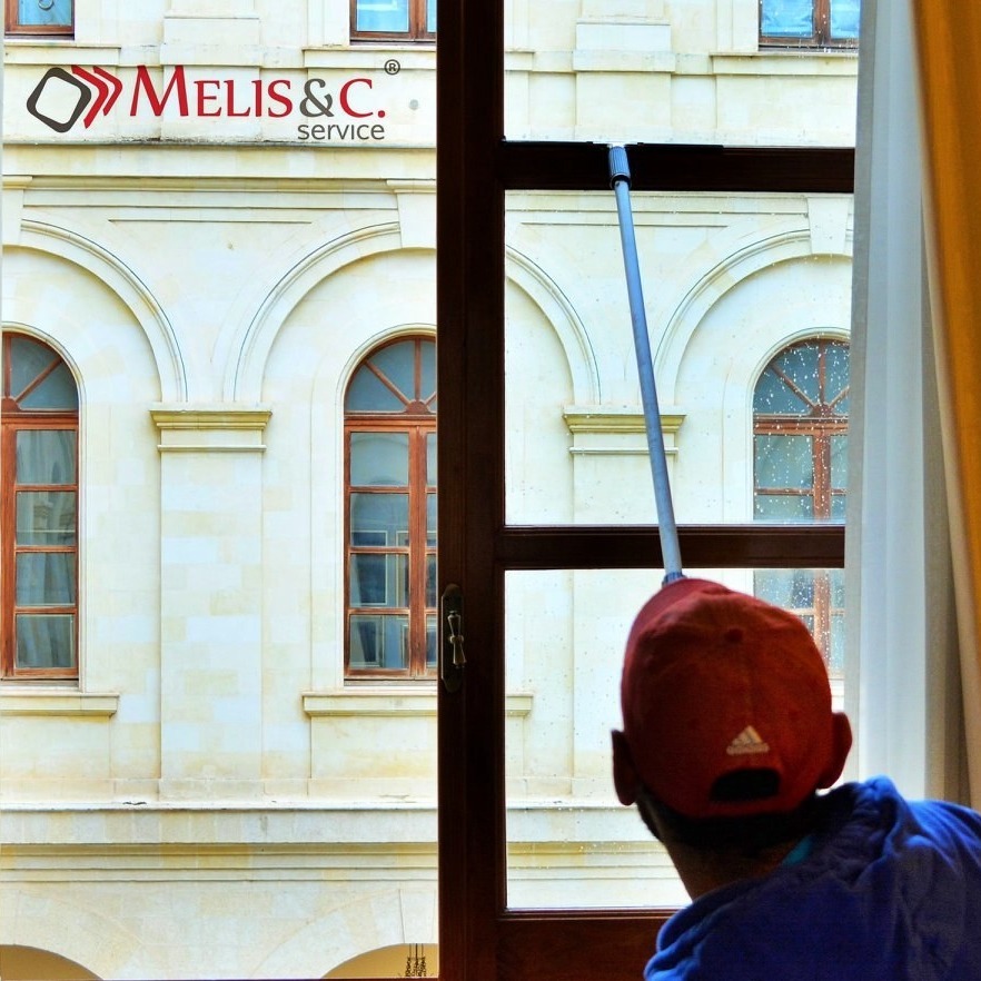 Servizio Di Pulizia finestre e infissi presso appartamento del prefetto di Sassari 
