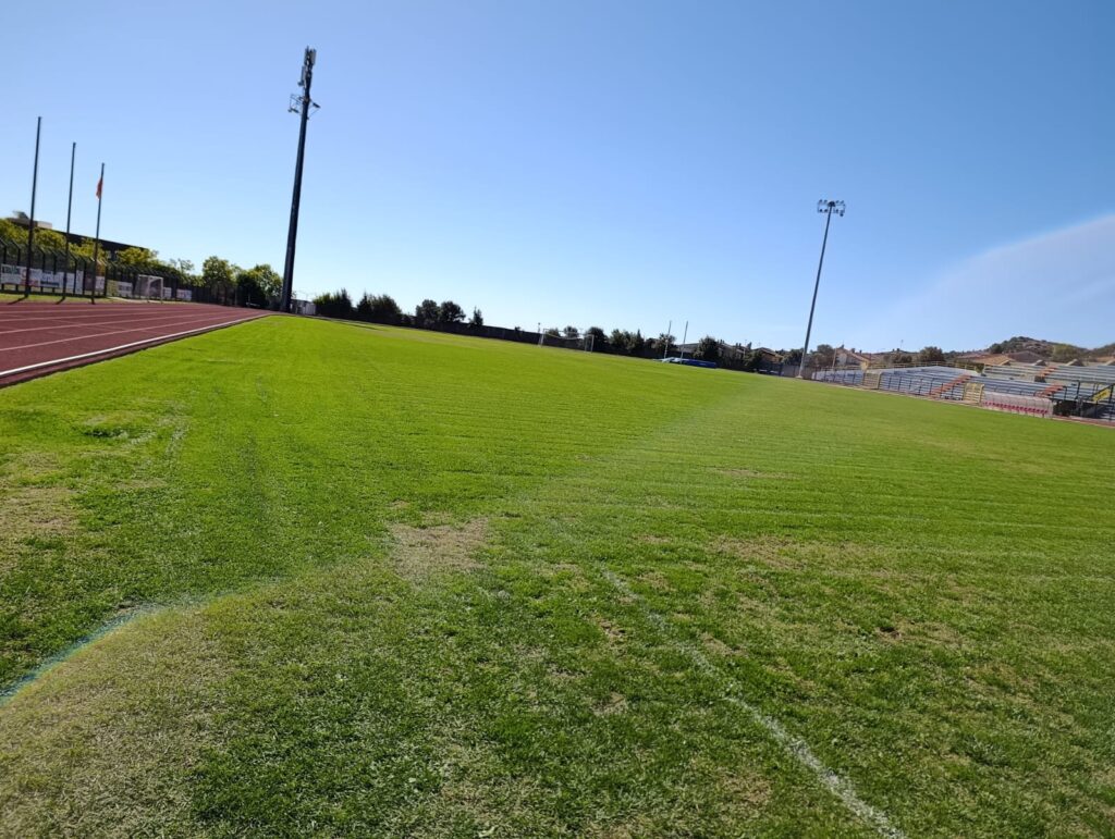 Manutenzione del verde campo calcio Macomer con pista di atletica e manto erboso sfalciato da Melis e C Service.